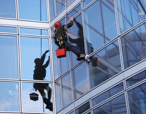 Ablaktisztítás és egyéb felületek tisztítása alpintechnikával